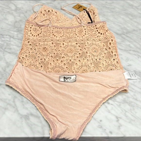 Nightcap NWT Peachy Nude Lace Bodysuit size 2/M - Picture 12 of 13